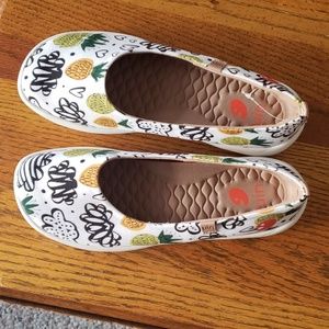 UIN SZ 7 NEVER WORN CANVAS SLIP ON